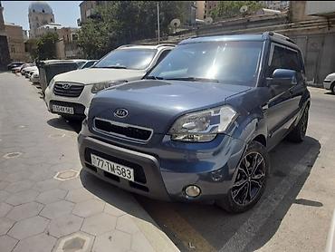 e 290: Kia Soul 1-ci nəsil, mavi rəng. Mühərrik: CRDi dizel (emblemdə — 2