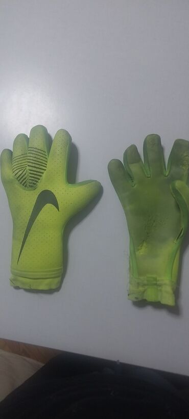 Qaçış trenajorları: Bu neon yaşıl Nike qapıçı əlcəkləri, hərbi yaşıl Nike loqosu və barmaq