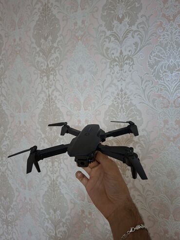 – yığcam, qatlanan və maneə tanıma funksiyalı dron modeli ilə