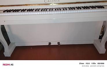 klasik gitara: CALISIA dik piano – ağ rəngli, klassik upright model. Xüsusiyyətlər — 9