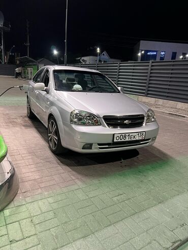 малибу цена бишкек: Седан Chevrolet Lacetti серебристого цвета, представленный на