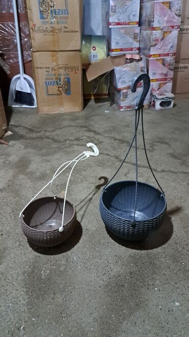 Bitkilər üçün dibçəklər: Dibcek qabi asilan duzbucaqli balkon gul qabi asilan duzbucaqli balkon — 16