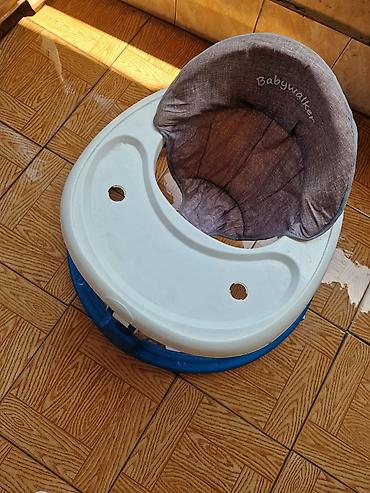 rol destı: Babywalker uşaq yeriməyi öyrədən walker. Mavi-ağ rəngdədir və yumşaq — 2