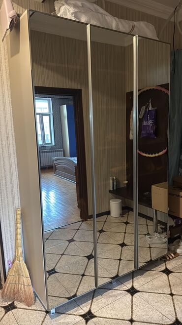 подвесные шкафы в спальню: Гардеробный шкаф