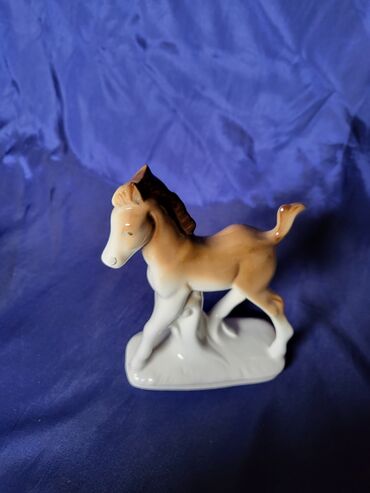 Ostali kućni dekor: Figura konja nova nemacka Foreign 70te. Porcelanska figura. mereni — 2