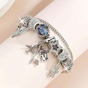 mona snizenje: Srebrnasti narukvica sa privescima – motiv putovanja i zvezda - — 1
