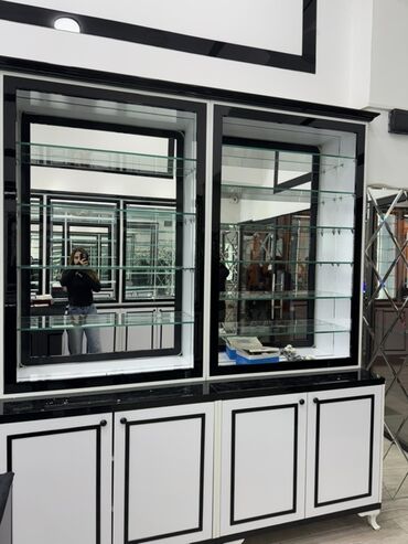 Biznes üçün program təminatı: Şüşəli dolab vitrini, İşlənmiş, Pulsuz çatdırılma