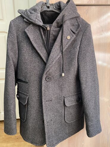 пальто 52: Продаю пальто на мальчика 7-9 лет. Капюшон сьемный, с мехом. Отличная