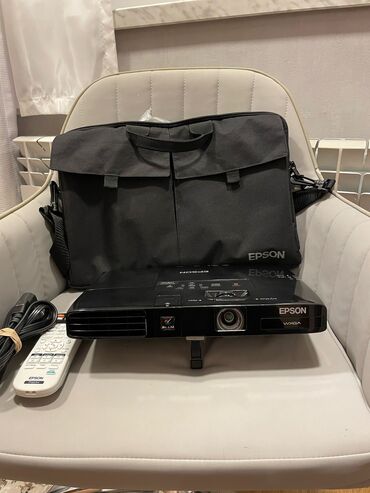 Hazır biznes: Epson 1761W proyektor demek olar islenmiyib tezekimidir. Amerikadan