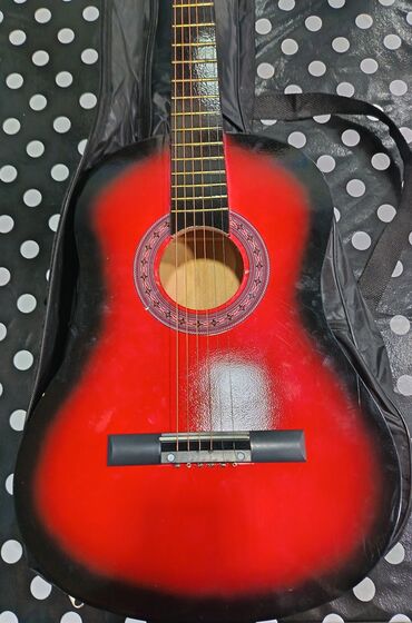 Səs avadanlığı: Klassik akustik gitara – qırmızı-qara “sunburst” dizayn - Korpus: tam