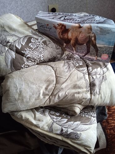 женские одежда: Продаю новое двух спальное верблюжье одеялоочень теплое 3000 сом