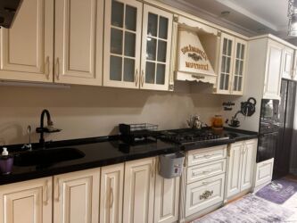 Qida məhsulları: Metbex mebeli. 2200azn. ölçü 4.50sm. uzerinde qaz moyka