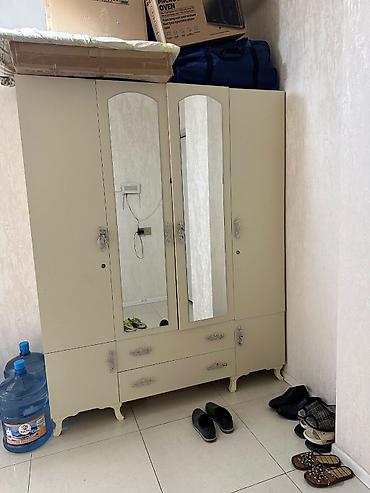 Üç qapılı, aynalı paltar dolabı əla vəziyyətdədi - Rəng: açıq bej -
