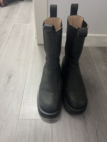 отдам даром обувь: Отдам даром. 39 размер. Ботинки копия боттегга венетта