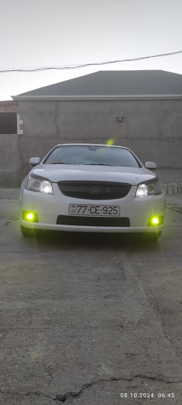 Avtomobil satışı: Ağ rəngdə Chevrolet Epica avtomobili. Avtomobilin ön hissəsində qara