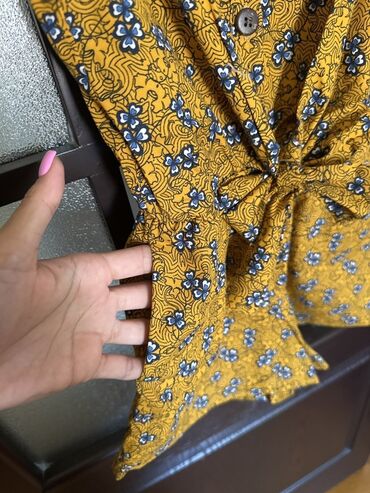 Комплекты одежды: Mango markasına aid bu qız romperi, sarı fonda mavi və ağ çiçək