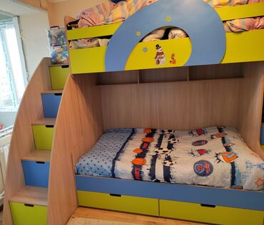 ступенька детская: Продаю Двухуровневую кровать со ступеньками-полками. Механизмы на
