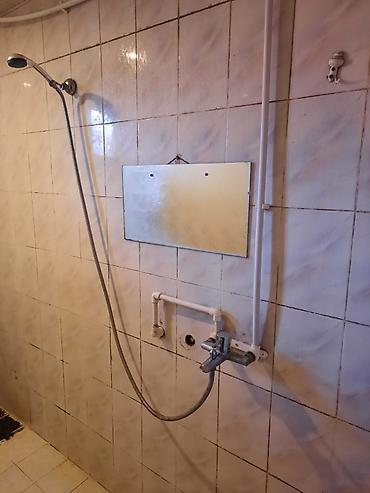 memar ecemide kiraye ev: Kirayə otaq . İki mərtəbəli evin 1 otağında 3 nəfərlik yer. Üstünlük — 10