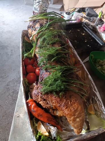 Готовые блюда, кулинария: Целая запеченная тушка (предположительно ягненка/барашка) на большом — 3