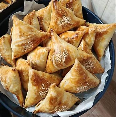 Самса треугольной формы из слоёного теста. Румяная глянцевая корочка