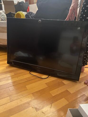 Televizorlar: Qara rəngli, düz ekranlı televizor. Evdə və ya ofisdə istifadə üçün