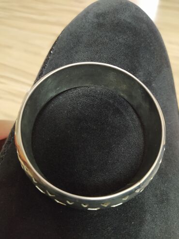 Narukvice: Prodajem dve masivne svečane narukvice,jedna debela okrugla - 1200 na lalafo.rs — 4 Narukvice: Prodajem dve masivne svečane narukvice,jedna debela okrugla - 1200 — 4