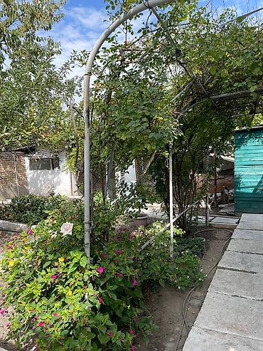 Үйлөр: 🏠 Продаётся 2-этажный дом 📍 Район Кызыл-Аскер 📍 Рядом с базаром — 10
