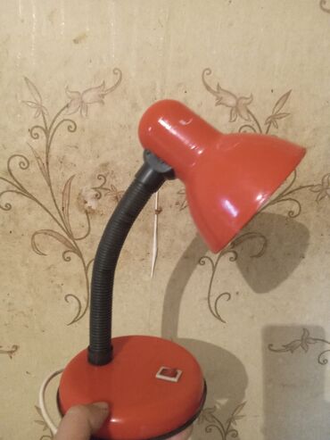 plastik gapi: Masaüstü işıq lampası - Rəng: qırmızı (qabıq və altlıq) - Fleksibil