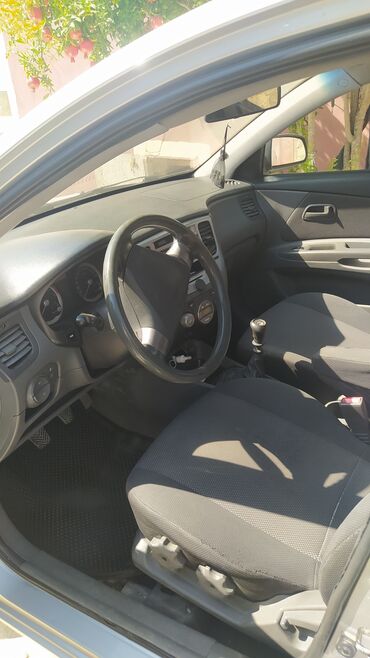 Kia: Kia Rio hatchback – gümüşü rəngdə, kompakt və qənaətcil şəhər — 12