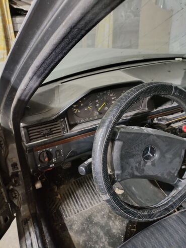 Скутеры: Мопед красного цвета с черными и серыми акцентами. Оснащен передней — 33