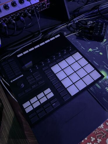 Пианино: Native Instruments MASCHINE – groove istehsal kontrolleri - 16 ədəd