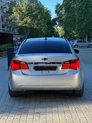 011 sekilleri: Chevrolet Cruze sedan – gümüşü rəngdə, şəhər və tras üçün praktik və — 4