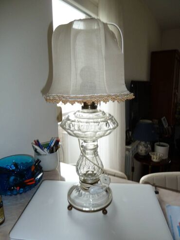 nije ostecen: Stona lampa - antikvitet - abazur je malo ostecen - mora se zameniti