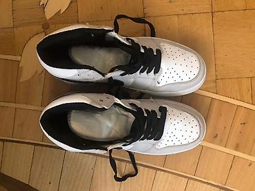 Krasofkalar və idman ayaqqabıları: Nike Ağ–boz rəng kombinində, qara “Swoosh” loqolu yüksək boğazlı — 5