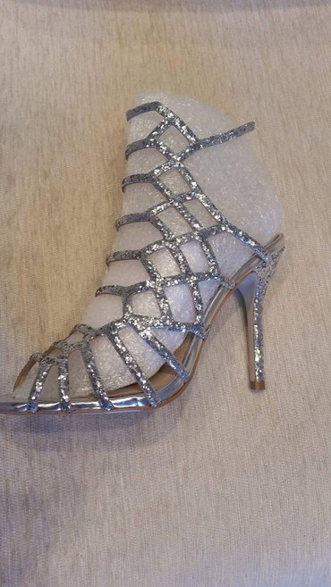 cipele za svečane haljine: Sandale srebrne 39broj. Nove
Duzina gazista 25,5cm a visina pete 11cm