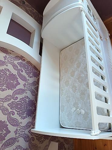 qiz wekilleri: Ağ rəngdə çoxfunksiyalı beşik–komod dəsti - Material: MDF/laminat — 2
