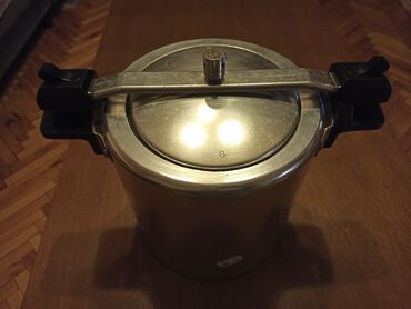 Šerpe: NOV, nikad upotrebljen ekspres lonac, zapremine oko 8L. Proizveden u — 16