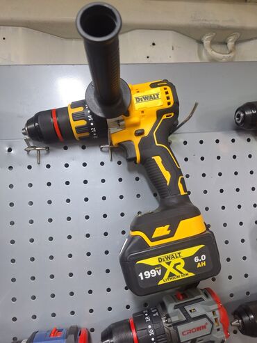 ремонт аккумулятор: Ударная дрель-шуруповерт DeWalt в черно-желтом корпусе. Оснащена