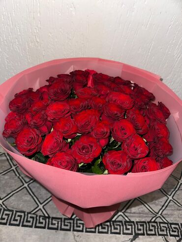 сколько стоит букет из бабочек: Пышный букет из красных кустовых роз. - Состав: множественные ветки