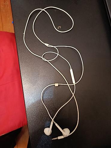 Qulaqcıqlar: Ağ naqilli qulaqcıq, 3.5 mm AUX jacklı model. Xüsusiyyətlər: - 3.5 mm — 1