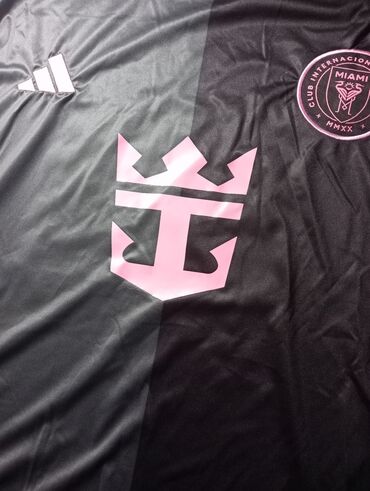 Спортивная форма: Именитый футболист в период клубного футбола! Комплект: футболка с — 2