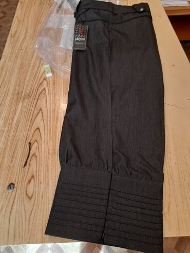 Брюки: Продаю новые брюки-капри из хорошей качественной ткани,44-48 размера