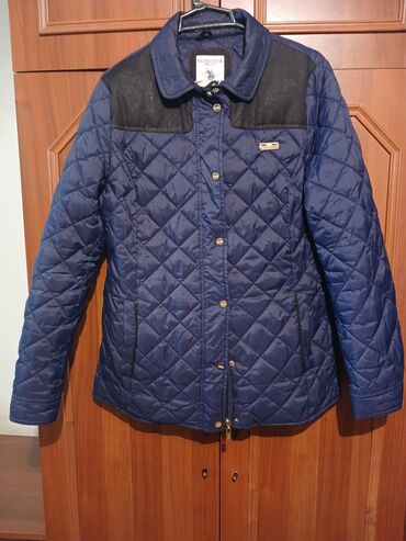 женские пуховики с меховой отделкой: U.S. Polo Assn. qadịn üçün qışlıq/yarımfason quilted gödəkçə - Rəng