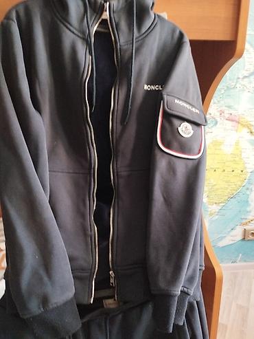 костюм мужской флисовый: Мужской спортивный костюм Moncler, тёмно‑серый/графит.Размер L Состав — 1
