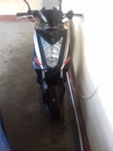 Motosikletlər: Kymco skuter - Korpus rəngi: qara, gümüşü detallarla - Kuzov tipi