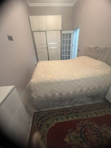 Uzunmüddətli kirayə mənzillər: 4 otag - Zal: Geniş və işıqlı otaq, kristal lüstrlü asma tavan — 20