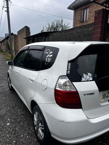 маленькая машина: Honda Fit: 2001 г., 1.5 л, Автомат, Бензин, Хэтчбэк