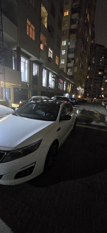 Kia: Kia Optima – ağ rəngli sedan Xarici: - Ağ kuzov, qara panoramik dam - — 6