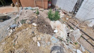 бетоные: Кок-Жар, Алымбаева кочосу, мусор чыгарыш керек, арасында таш, бетон