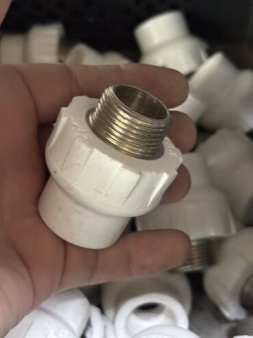 boru turba: Ağ rəngli, metal dişli adapter. Bu adapter, boru sistemlərində
